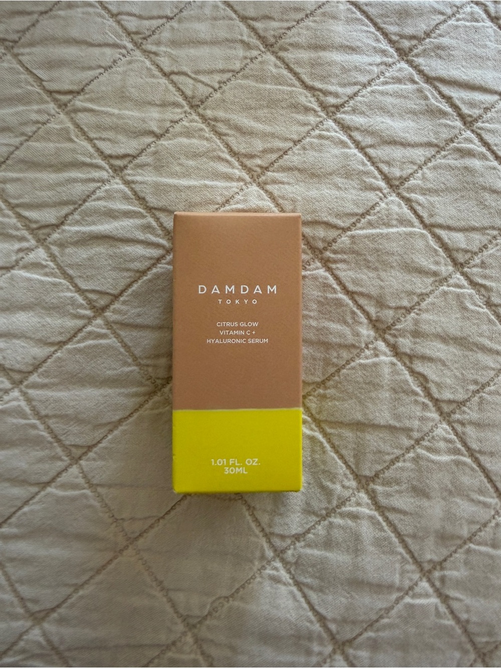 Damdam Citrus Glow Vitamin C + Hyaluronic Serum – Yellow/Tan